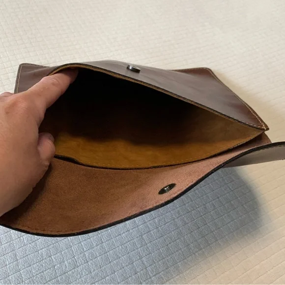 NWT Patricia Nash ‘Venezia Signature World Map’ leather clutch - Picture 4 of 16